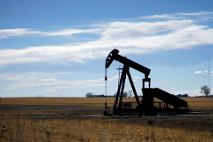 Цена на нефть слабо выросла после обвала в среду