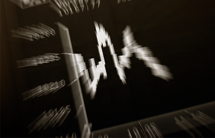 Рынок акций РФ штормит из-за задержки итогового решения политиков по Украине