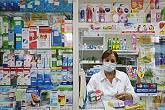 Путин поручил правительству ежемесячно отчитываться о ценах на лекарства