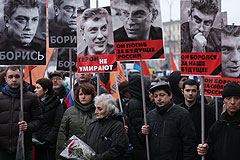 Тысячи человек вышли на акцию памяти Немцова в Москве
