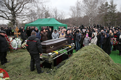 Немцова похоронили на Троекуровском кладбище
