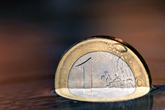 Евро упал ниже 66 рублей