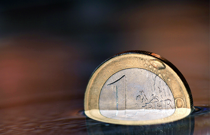 Евро упал ниже 66 рублей