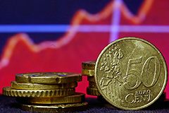 Евро упал ниже 64 рублей впервые с декабря