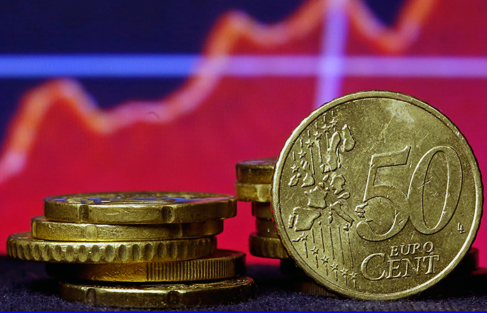 Евро упал ниже 64 рублей впервые с декабря