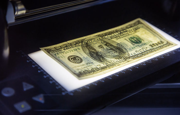 Доллар опустился ниже 59 рублей впервые с начала года