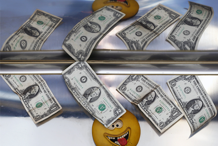 Доллар упал ниже 58 рублей впервые с 5 января