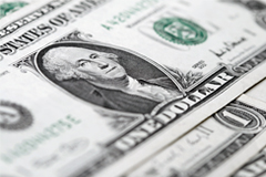 Доллар впервые в этом году упал ниже 57 рублей