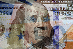 Доллар и евро упали к новым минимумам года