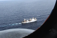 В Охотском море возобновились поиски рыбаков с затонувшего траулера