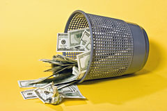 Доллар упал ниже 55 рублей впервые с декабря