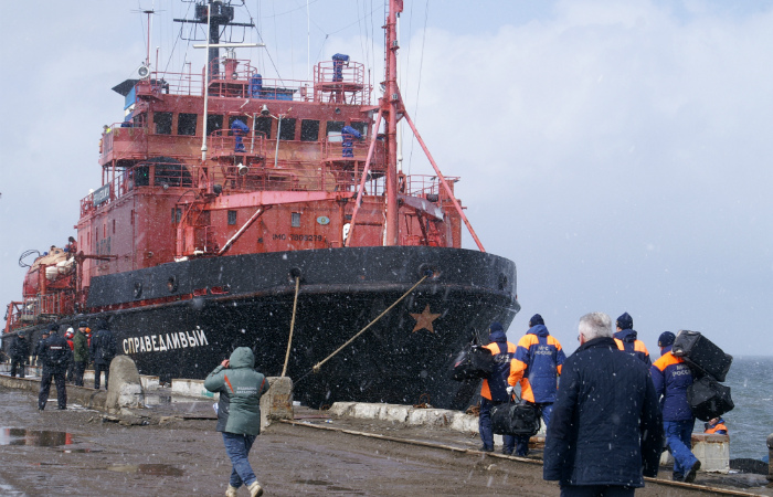 Состояние госпитализированных рыбаков с траулера "Дальний Восток" оценивается как удовлетворительное