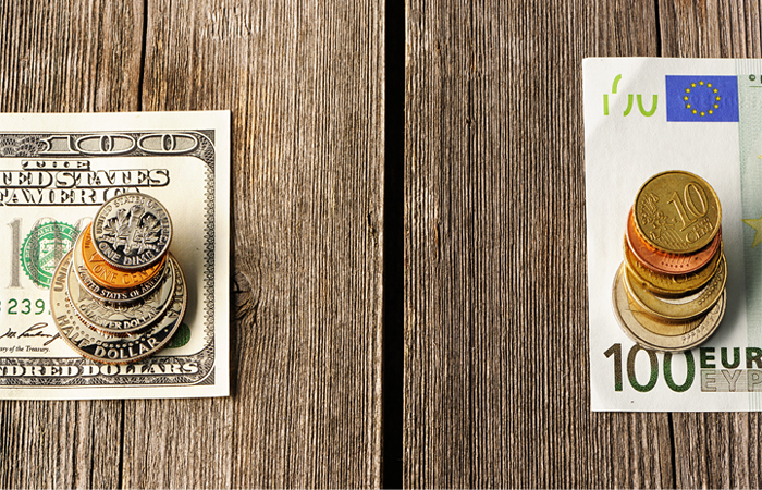 Доллар и евро резко упали при открытии торгов