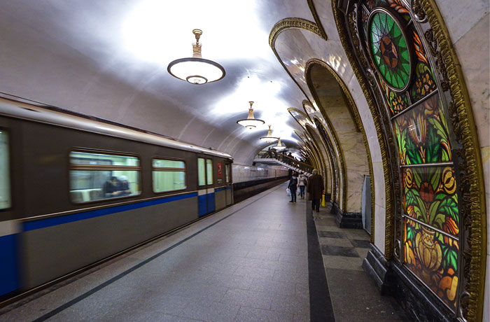 В столичном метро названия станций будут объявлять известные артисты
