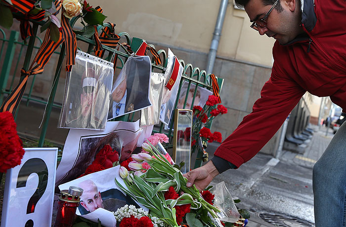 Сотни москвичей пришли к посольству Украины почтить память журналиста Бузины