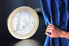 Евро упал ниже 55 рублей