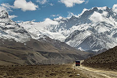 Группа российских альпинистов не вышла на связь после схода лавин в Непале
