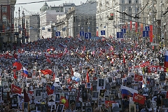 Более полумиллиона человек приняли участие в акции "Бессмертный полк" в Москве