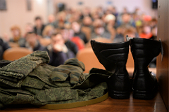 Путин разрешил призывникам проходить альтернативную службу на оборонных заводах