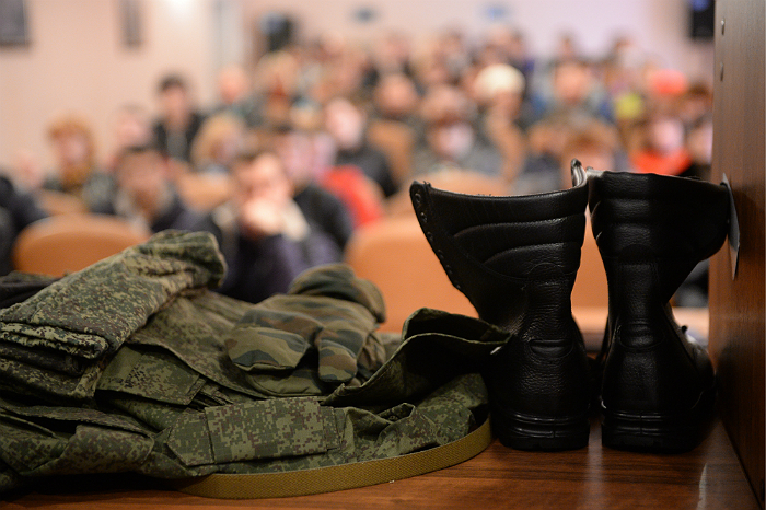 Путин разрешил призывникам проходить альтернативную службу на оборонных заводах