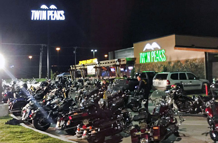 Почти 200 техасских байкеров арестованы после крупной перестрелки у "Твин Пикса"