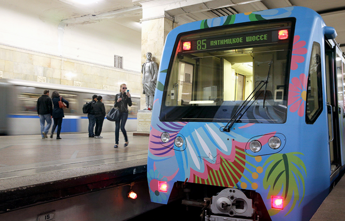 В московском метро появился оформленный по эскизу пассажира поезд