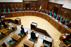 Четырех судей КС Украины допросили по делу об узурпации власти