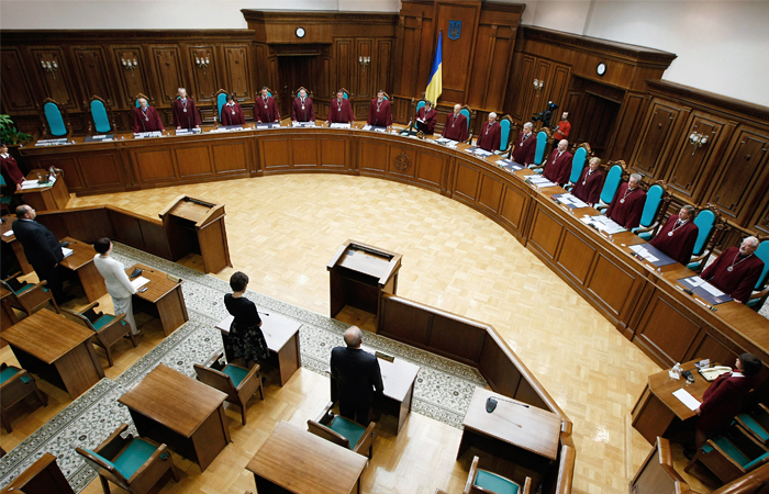 Четырех судей КС Украины допросили по делу об узурпации власти