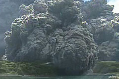 В Японии началось извержение вулкана Кутиноэрабу