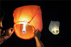 Казачьи патрули начали бороться с запуском небесных фонариков в Москве