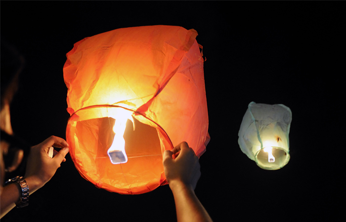 Казачьи патрули начали бороться с запуском небесных фонариков в Москве