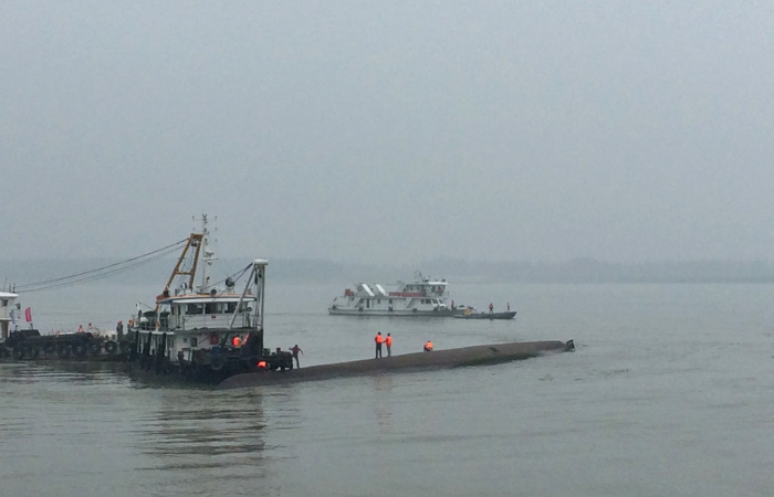 Спасатели обнаружили затонувший на реке Янцзы теплоход