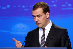 Медведев поручил подготовить обращение о продлении санкций против ЕС