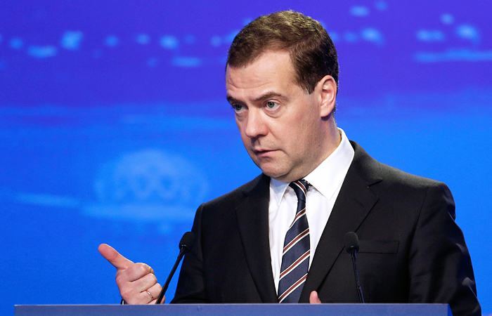 Медведев поручил подготовить обращение о продлении санкций против ЕС