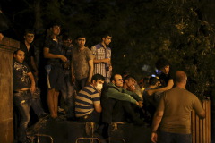 Часть протестующих в Ереване обвинила оставшихся на проспекте Баграмяна в провокации