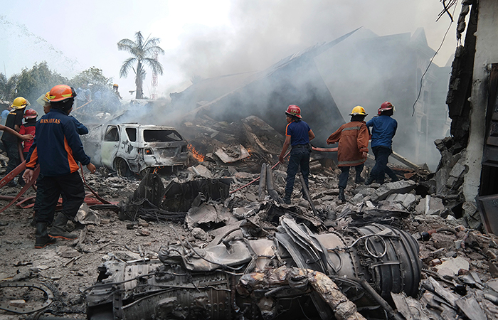 Более 30 человек погибли при крушении самолета в Индонезии
