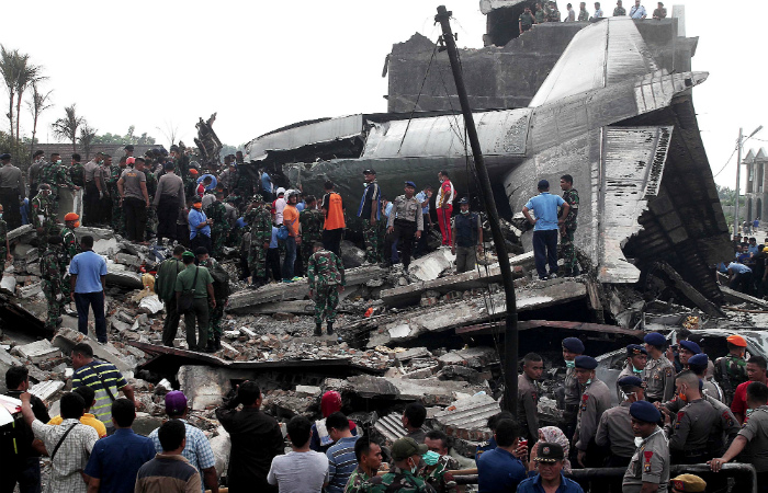 Число жертв крушения самолета в Индонезии превысило 140 человек