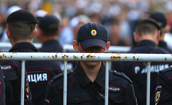 В Госдуме разъяснили предложение разрешить полиции применять оружие в общественных местах