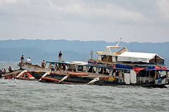 Число погибших в результате крушения парома на Филиппинах превысило 50 человек