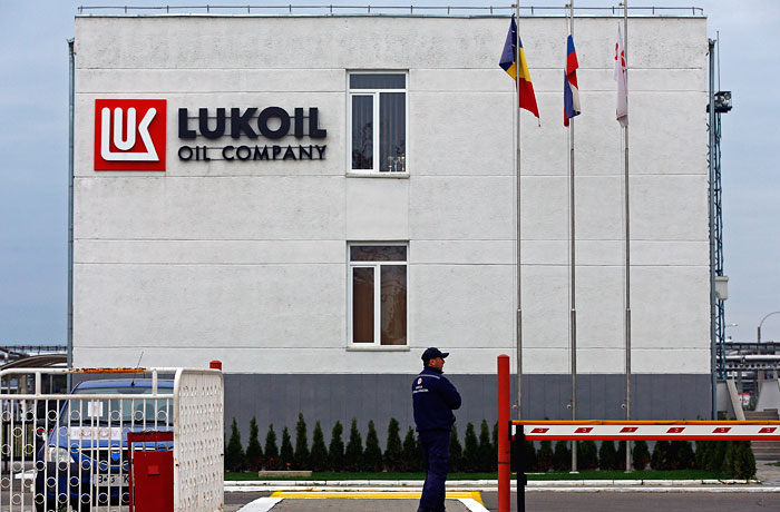 "ЛУКОЙЛ" получил предложение о продаже НПЗ в Румынии