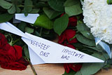 К посольству Нидерландов в Москве принесли цветы и бумажные самолетики в годовщину крушения "Боинга"
