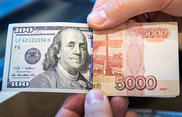 Рубль обновил минимум к доллару за 2 недели