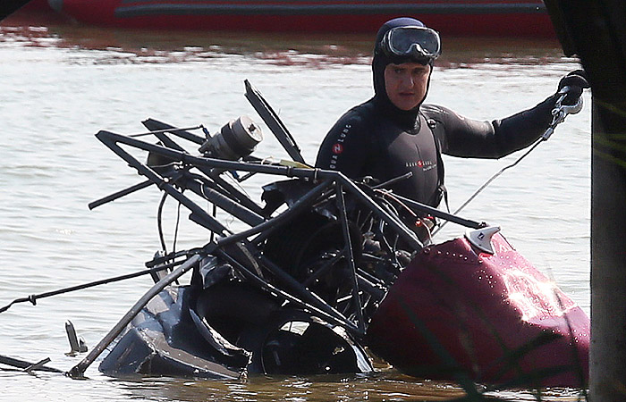 Спасатели достали из Истринского водохранилища хвостовую часть вертолета