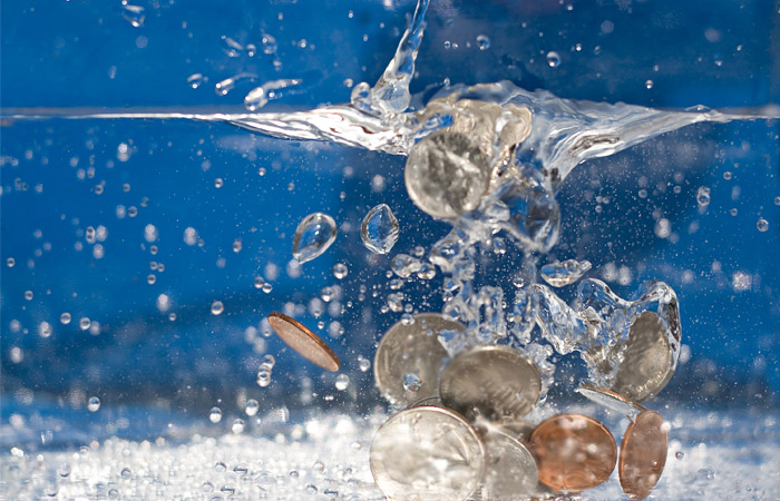 Рубль упал к новым минимумам днем в понедельник