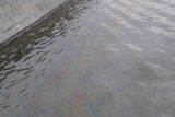 На водоотводном канале в центре Москвы обнаружили нефтяное пятно