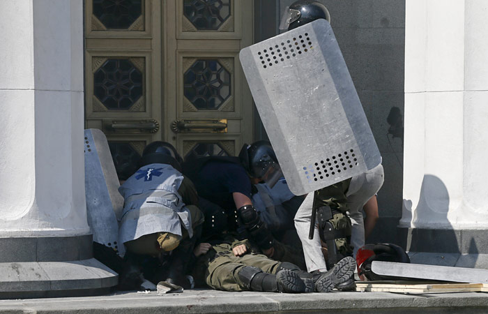 В Киеве стычки протестующих с милицией перешли на улицу Грушевского