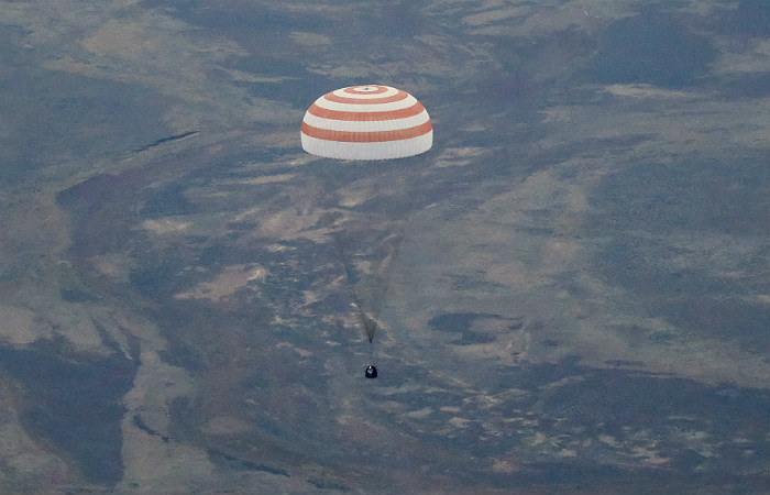 Экипаж "Союза" успешно приземлился в казахстанской степи