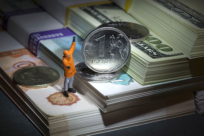 Евро впервые с 1 сентября упал ниже 73 рублей