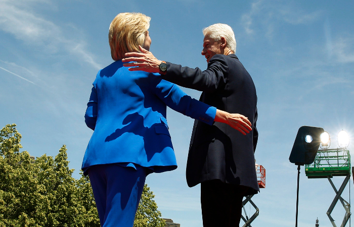 Билл Клинтон заявил о "крупномасштабной лобовой атаке на Хиллари"