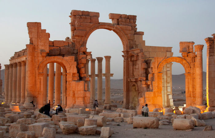 ИГ уничтожила триумфальную арку в Пальмире